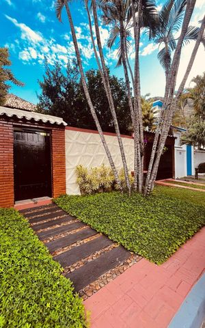 Casa de condomínio à venda com 385m², 5 quartos e 4 vagas Casa de condomínio à venda com 385m², 5 quartos e 4 vagasFachada