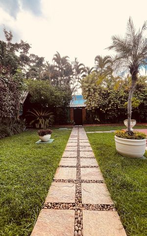 Casa de condomínio à venda com 385m², 5 quartos e 4 vagas Casa de condomínio à venda com 385m², 5 quartos e 4 vagasÁrea Externa
