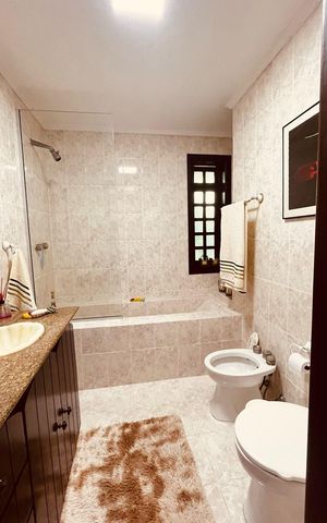 Casa de condomínio à venda com 385m², 5 quartos e 4 vagas Casa de condomínio à venda com 385m², 5 quartos e 4 vagasBanheiro 1
