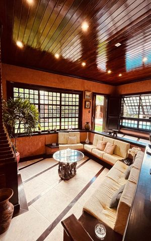 Casa de condomínio à venda com 385m², 5 quartos e 4 vagas Casa de condomínio à venda com 385m², 5 quartos e 4 vagasSala