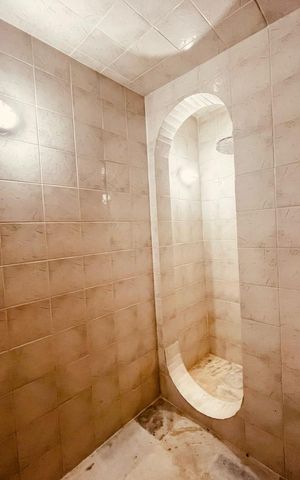 Casa de condomínio à venda com 385m², 5 quartos e 4 vagas Casa de condomínio à venda com 385m², 5 quartos e 4 vagasÁrea Externa