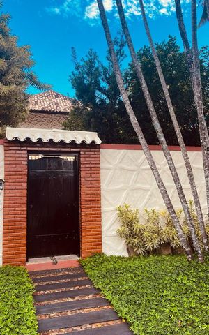 Casa de condomínio à venda com 385m², 5 quartos e 4 vagas Casa de condomínio à venda com 385m², 5 quartos e 4 vagasFachada