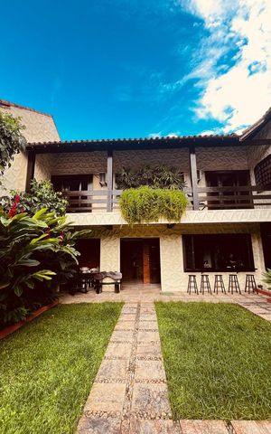 Casa de condomínio à venda com 385m², 5 quartos e 4 vagas Casa de condomínio à venda com 385m², 5 quartos e 4 vagasÁrea Externa