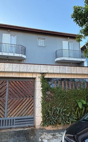 Casa à venda com 179m², 4 quartos e 2 vagasFachada
