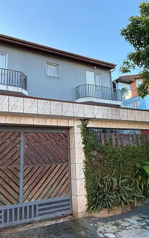 Casa à venda com 179m², 4 quartos e 2 vagasFachada