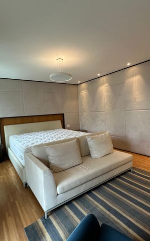 Apartamento à venda com 215m², 3 quartos e 3 vagas Apartamento à venda com 215m², 3 quartos e 3 vagasSuíte 3