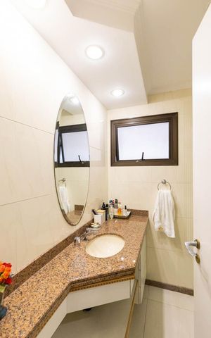 Apartamento à venda com 200m², 3 quartos e 3 vagas Apartamento à venda com 200m², 3 quartos e 3 vagasBanheiro da Suíte 1