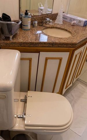 Apartamento à venda com 200m², 3 quartos e 3 vagas Apartamento à venda com 200m², 3 quartos e 3 vagasBanheiro da Suíte 2