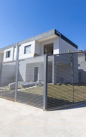 Casa à venda com 130m², 3 quartos e 3 vagas Casa à venda com 130m², 3 quartos e 3 vagasFachada