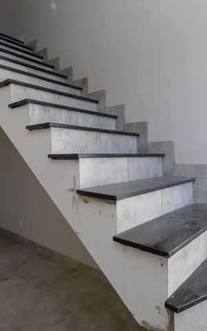 Casa à venda com 130m², 3 quartos e 3 vagas Casa à venda com 130m², 3 quartos e 3 vagasEscada