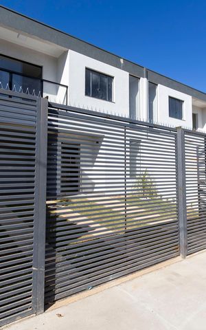 Casa à venda com 130m², 3 quartos e 3 vagas Casa à venda com 130m², 3 quartos e 3 vagasFachada