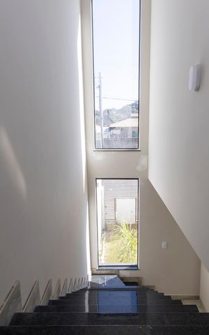 Casa à venda com 130m², 3 quartos e 3 vagas Casa à venda com 130m², 3 quartos e 3 vagasEscada