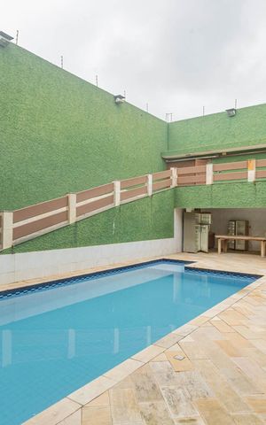 Casa à venda com 410m², 4 quartos e 8 vagasÁrea comum - Piscina