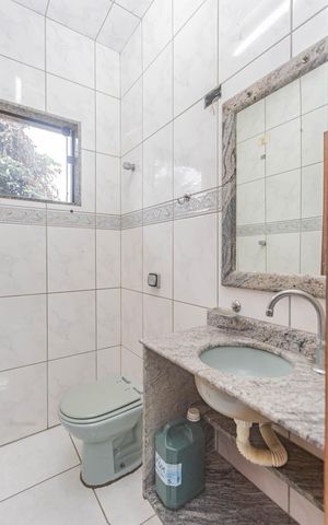 Casa à venda com 410m², 4 quartos e 8 vagasBanheiro de serviço