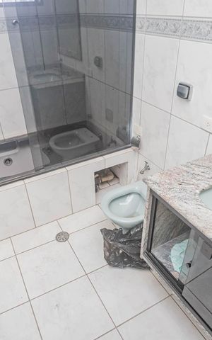 Casa à venda com 410m², 4 quartos e 8 vagasBanheiro da Suíte