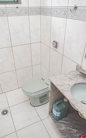 Casa à venda com 410m², 4 quartos e 8 vagasBanheiro de serviço