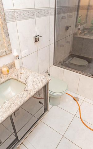Casa à venda com 410m², 4 quartos e 8 vagasBanheiro da Suíte 2