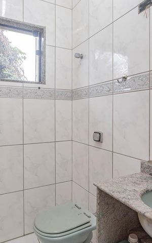 Casa à venda com 410m², 4 quartos e 8 vagasBanheiro de serviço