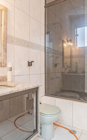Casa à venda com 410m², 4 quartos e 8 vagasBanheiro da Suíte 2