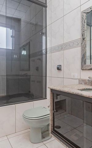 Casa à venda com 410m², 4 quartos e 8 vagasBanheiro da Suíte 4