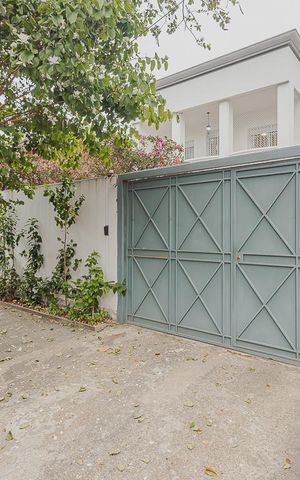 Casa à venda com 300m², 4 quartos e 4 vagasFachada