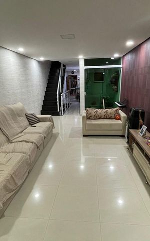 Casa à venda com 250m², 3 quartos e 4 vagas Casa à venda com 250m², 3 quartos e 4 vagasSala