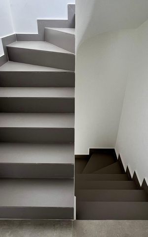 Casa à venda com 276m², 3 quartos e 2 vagas Casa à venda com 276m², 3 quartos e 2 vagasEscada