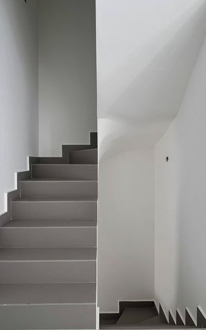 Casa à venda com 276m², 3 quartos e 2 vagas Casa à venda com 276m², 3 quartos e 2 vagasEscada