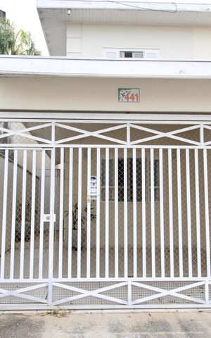 Casa para alugar com 130m², 3 quartos e 2 vagasFachada