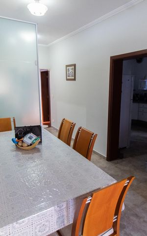 Casa à venda com 240m², 3 quartos e 4 vagas Casa à venda com 240m², 3 quartos e 4 vagasCopa