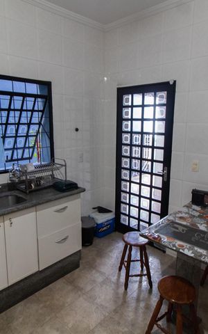 Casa à venda com 240m², 3 quartos e 4 vagas Casa à venda com 240m², 3 quartos e 4 vagasCozinha
