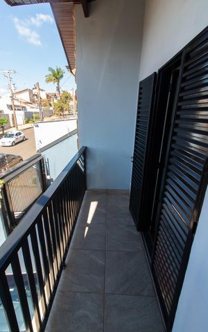 Casa à venda com 240m², 3 quartos e 4 vagas Casa à venda com 240m², 3 quartos e 4 vagasSacada da Sala 2