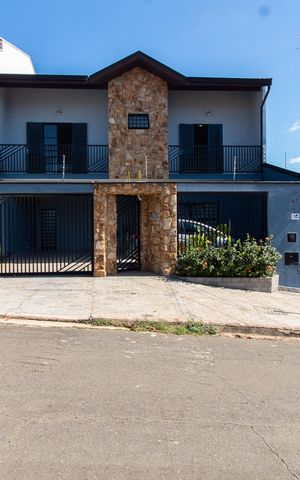 Casa à venda com 240m², 3 quartos e 4 vagas Casa à venda com 240m², 3 quartos e 4 vagasFachada