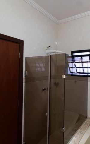 Casa à venda com 240m², 3 quartos e 4 vagas Casa à venda com 240m², 3 quartos e 4 vagasBanheiro da Suíte