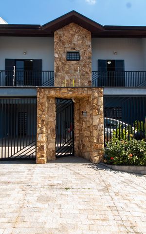 Casa à venda com 240m², 3 quartos e 4 vagas Casa à venda com 240m², 3 quartos e 4 vagasFachada