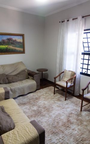Casa à venda com 240m², 3 quartos e 4 vagas Casa à venda com 240m², 3 quartos e 4 vagasSala