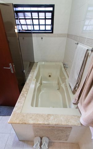 Casa à venda com 240m², 3 quartos e 4 vagas Casa à venda com 240m², 3 quartos e 4 vagasBanheiro da Suíte