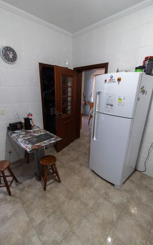 Casa à venda com 240m², 3 quartos e 4 vagas Casa à venda com 240m², 3 quartos e 4 vagasCozinha