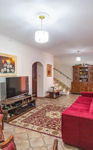 Casa à venda com 221m², 3 quartos e 3 vagas Casa à venda com 221m², 3 quartos e 3 vagasSala