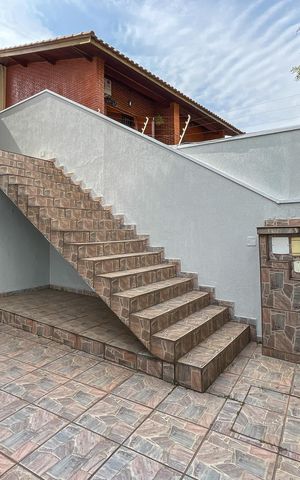 Casa à venda com 250m², 4 quartos e 5 vagas Casa à venda com 250m², 4 quartos e 5 vagasGaragem