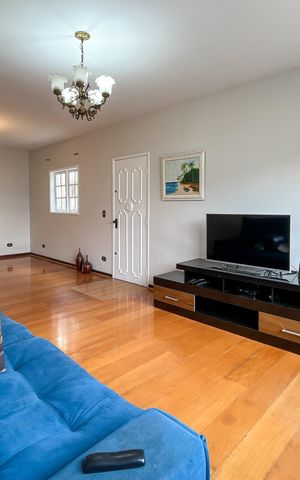 Casa à venda com 250m², 4 quartos e 5 vagas Casa à venda com 250m², 4 quartos e 5 vagasSala