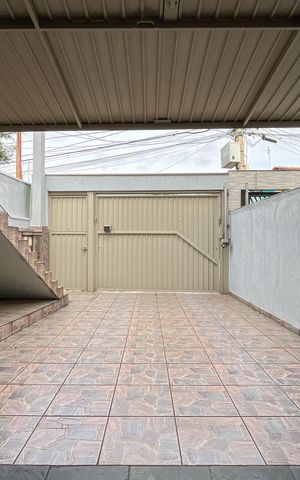 Casa à venda com 250m², 4 quartos e 5 vagas Casa à venda com 250m², 4 quartos e 5 vagasGaragem