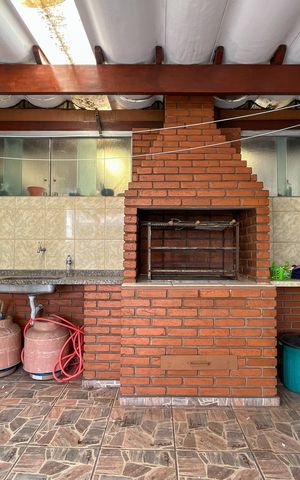 Casa à venda com 250m², 4 quartos e 5 vagas Casa à venda com 250m², 4 quartos e 5 vagasÁrea de Serviço