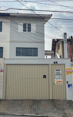Casa à venda com 250m², 4 quartos e 5 vagas Casa à venda com 250m², 4 quartos e 5 vagasFachada