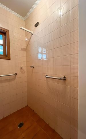 Casa à venda com 250m², 4 quartos e 5 vagas Casa à venda com 250m², 4 quartos e 5 vagasBanheiro de serviço