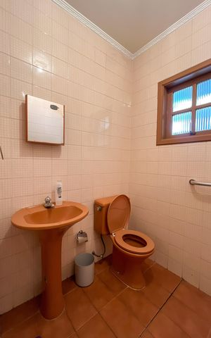 Casa à venda com 250m², 4 quartos e 5 vagas Casa à venda com 250m², 4 quartos e 5 vagasBanheiro de serviço