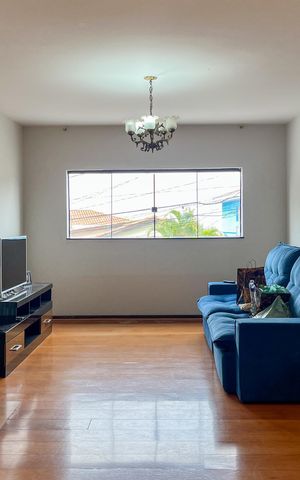 Casa à venda com 250m², 4 quartos e 5 vagas Casa à venda com 250m², 4 quartos e 5 vagasSala