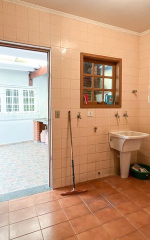 Casa à venda com 250m², 4 quartos e 5 vagas Casa à venda com 250m², 4 quartos e 5 vagasÁrea de Serviço