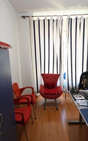 Casa à venda com 230m², 4 quartos e 5 vagasEscritório