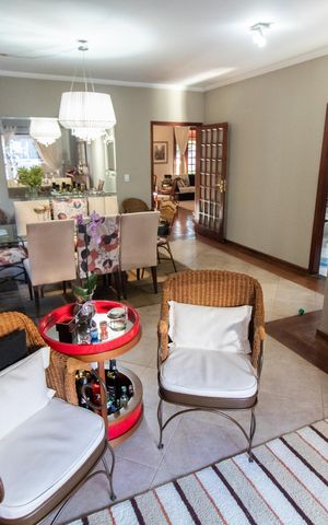 Casa à venda com 284m², 3 quartos e 4 vagas Casa à venda com 284m², 3 quartos e 4 vagasCopa